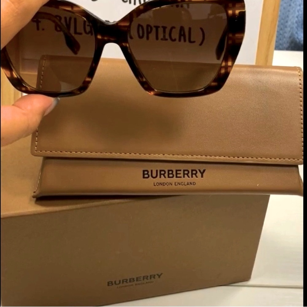 ⭐️ BURBERRY sunglasses  BNIB